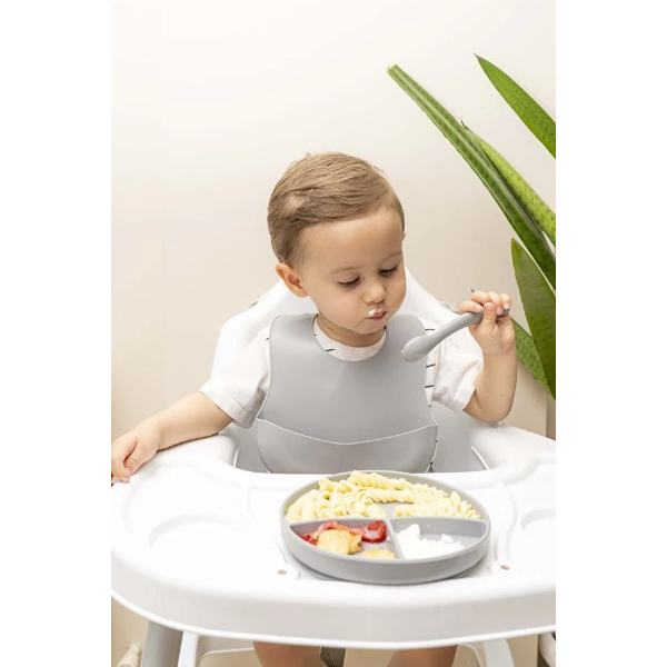 Gri 3’lü Silikon Yemek Seti – Önlük + Diş Kaşıyıcılı Kaşık + Vakumlu Tabak     - 2